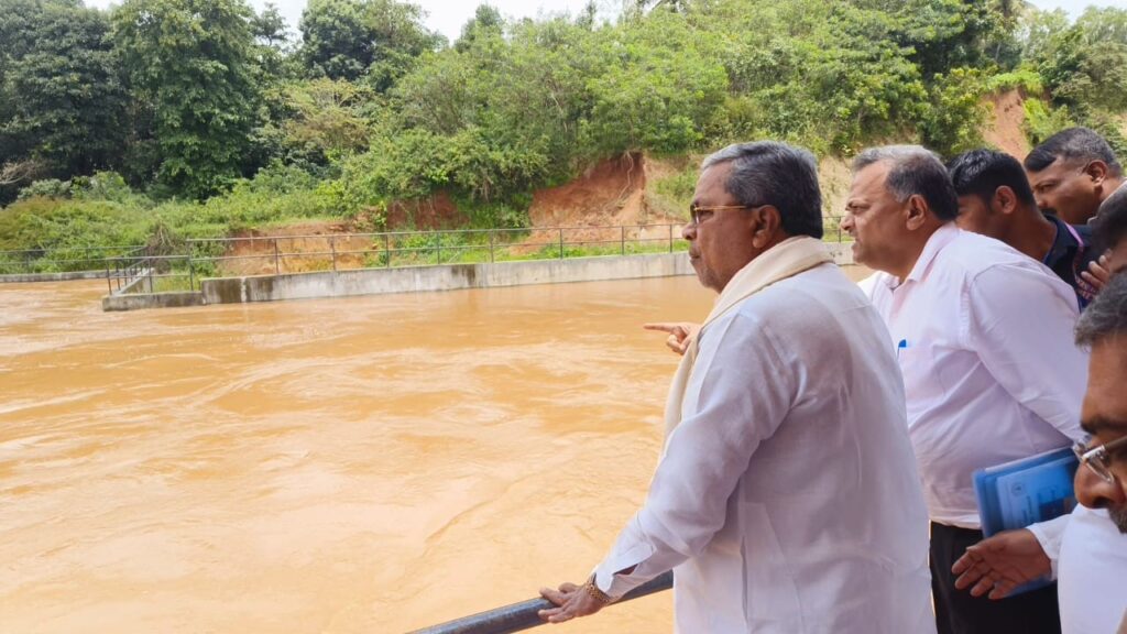Karnataka Chief Minister Siddaramaiah inaugurating the Yettinahole water project in Hassan district.