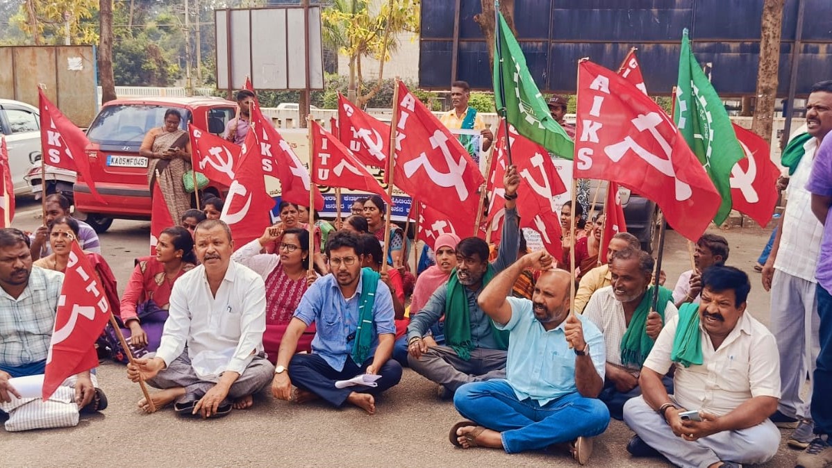 Trade unions protesting against the NDA's economic policies.