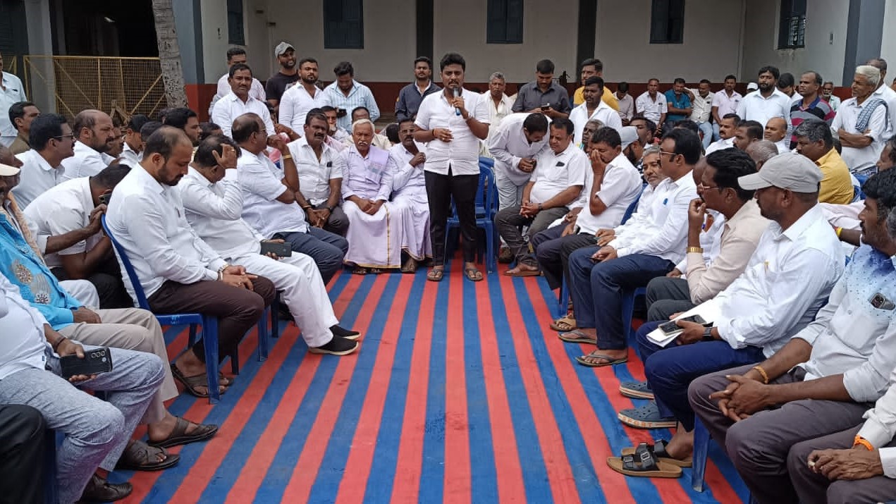 Hassan MP Shreyas Patel addressing Congressmen in Hassan on Saturday.