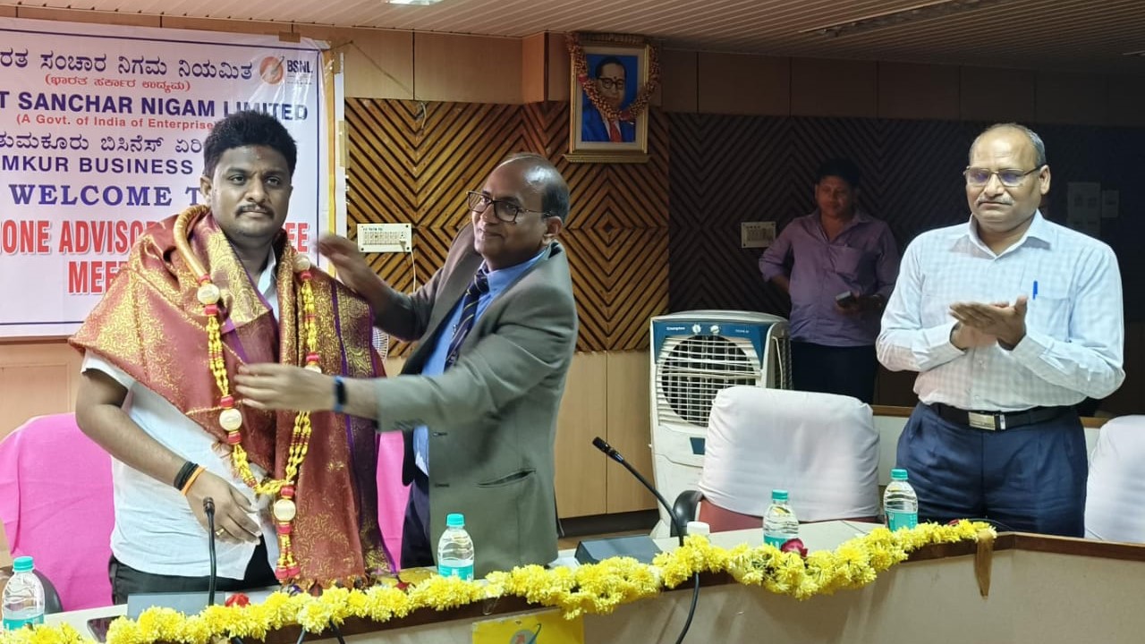 Hassan MP Shreyas Patel and officials of BSNL participating in the meeting in BSNL Bhavan in Hassan on Wednesday.