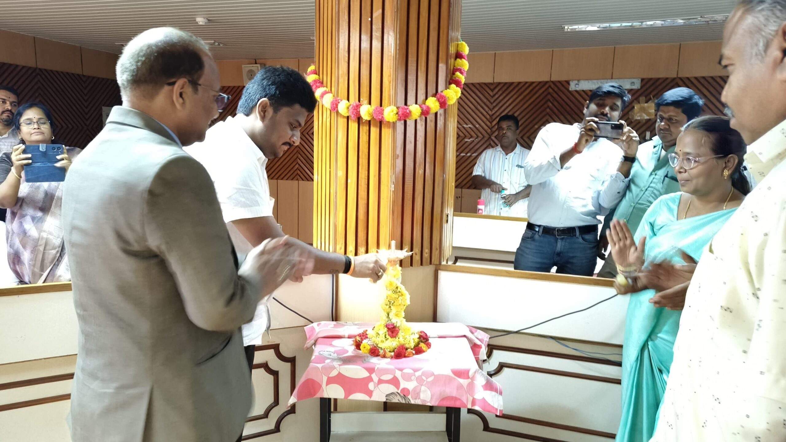Hassan MP Shreyas Patel and officials of BSNL participating in the meeting in BSNL Bhavan in Hassan on Wednesday.