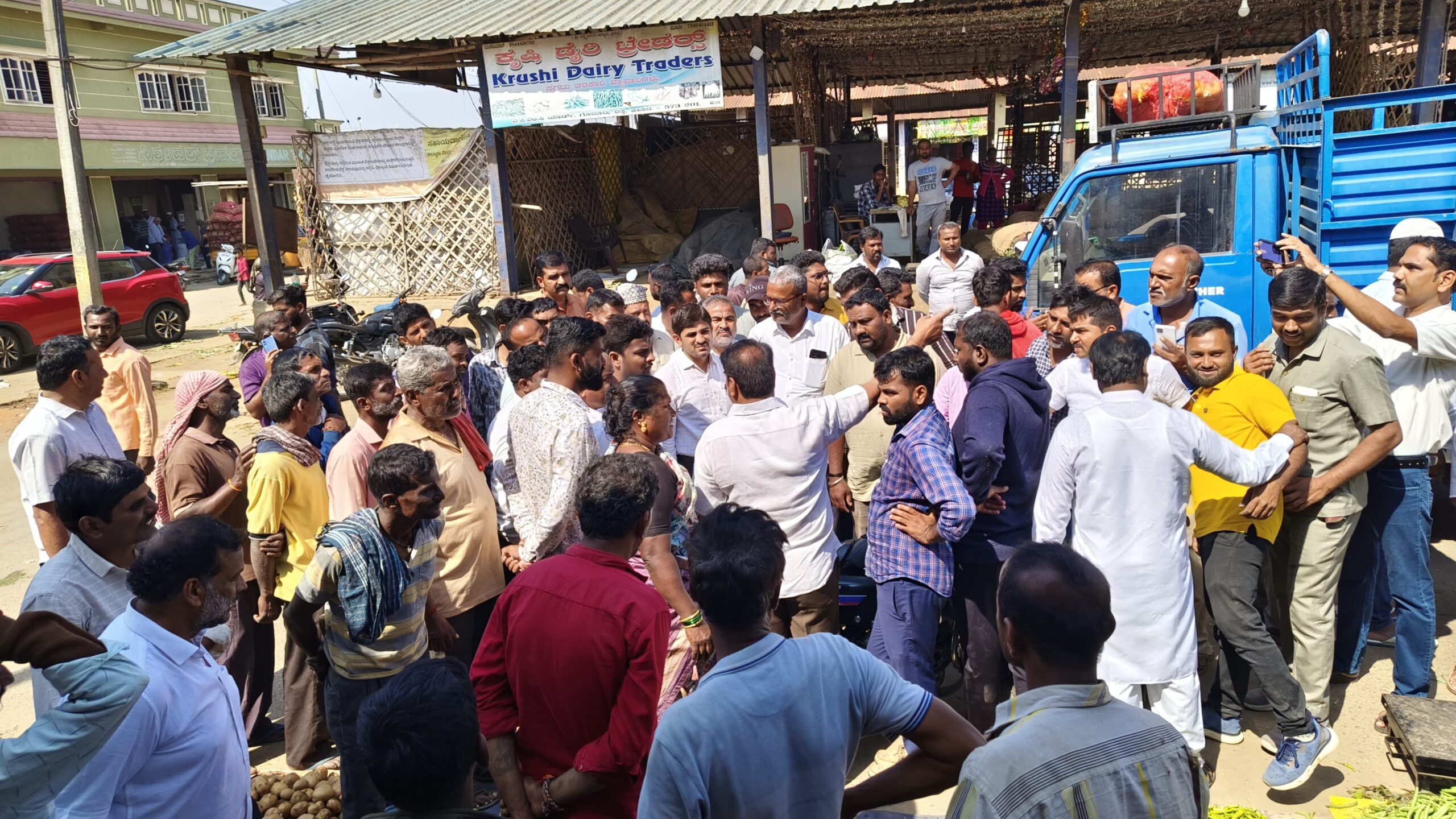 Visuals from the MP's inspection of the Hassan APMC yard.