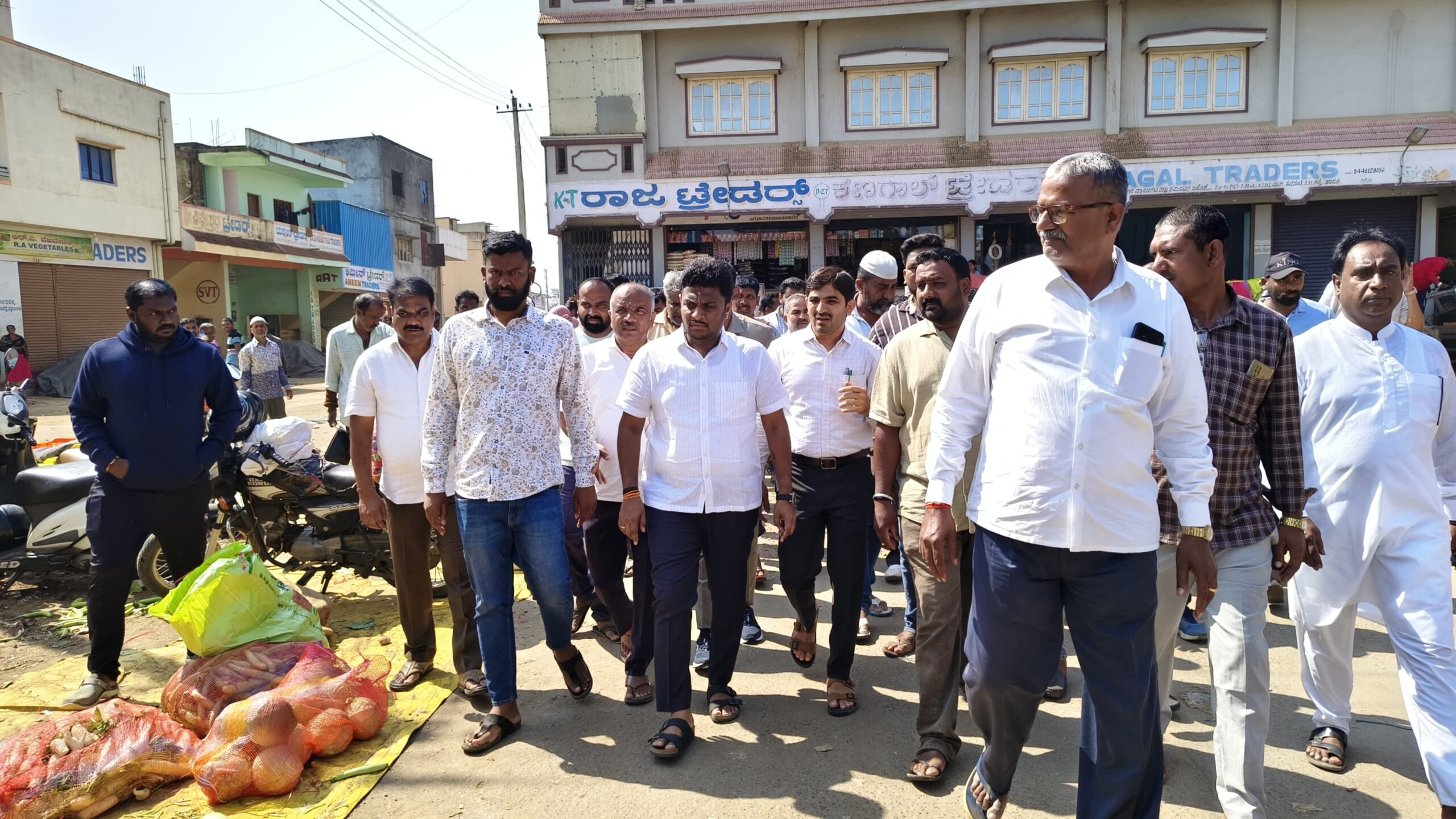 Visuals from the MP's inspection of the Hassan APMC yard.