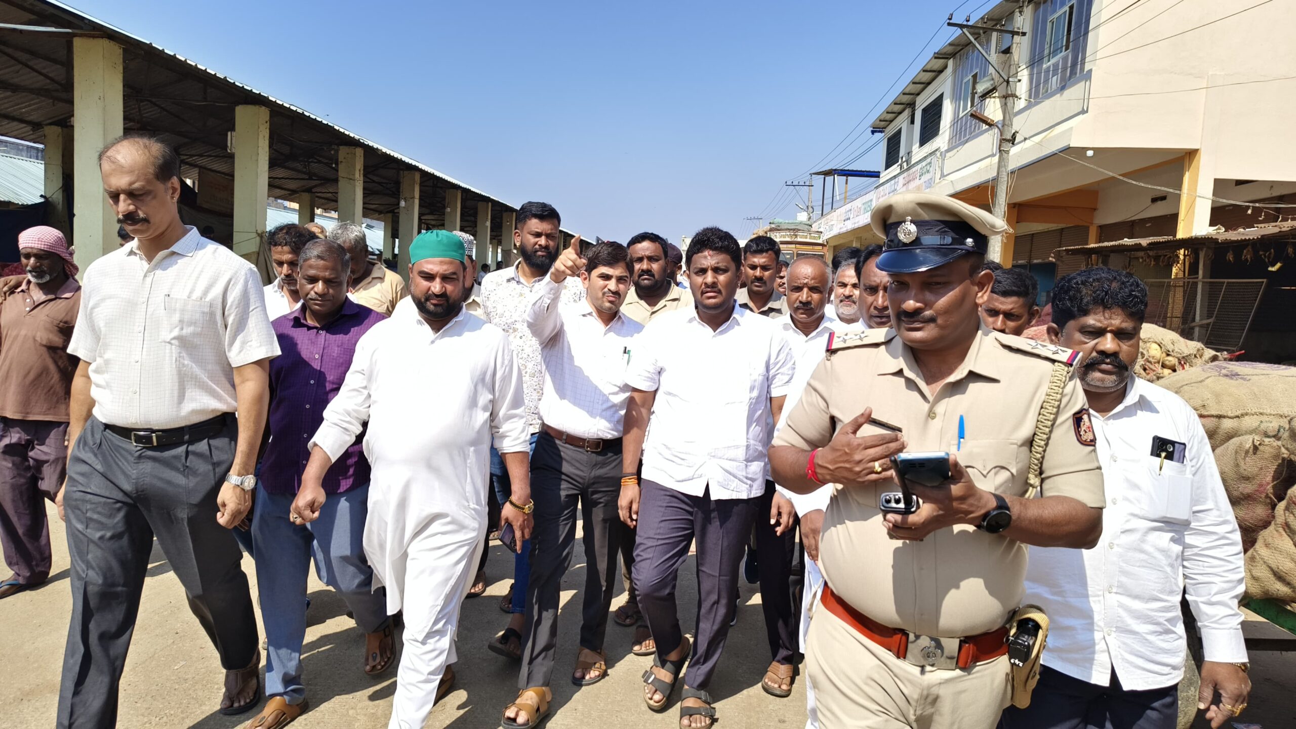 Visuals from the MP's inspection of the Hassan APMC yard.